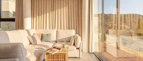 Habitación básica, 1 habitación (Room 2 – Private Suite with Jacuzzi) | 1 habitación y wifi gratis