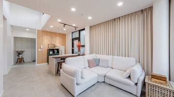 Basic-Zimmer, 1 Schlafzimmer (Room 1 โ Private Suite with Jacuzzi) | 1 Schlafzimmer, kostenloses WLAN