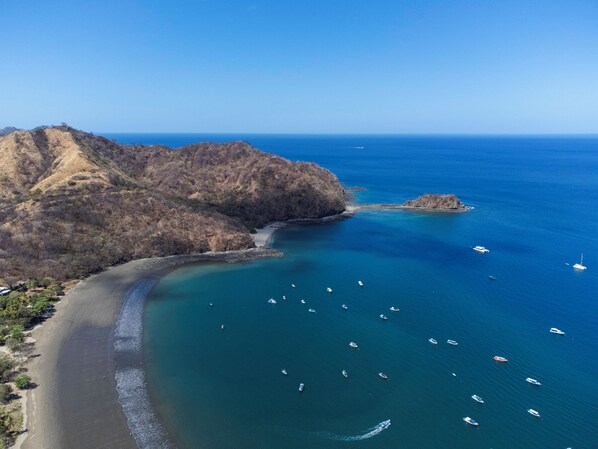 Ubicación cercana a la playa y toallas de playa