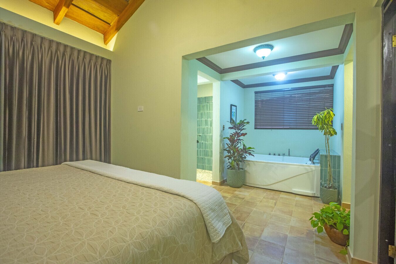 1 habitación, caja de seguridad en la habitación y cuna de viaje 