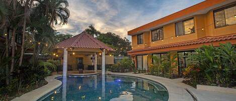 Una piscina al aire libre