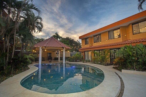 Una piscina al aire libre