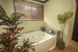 Suihku, poreamme, pyyhkeet, saippua