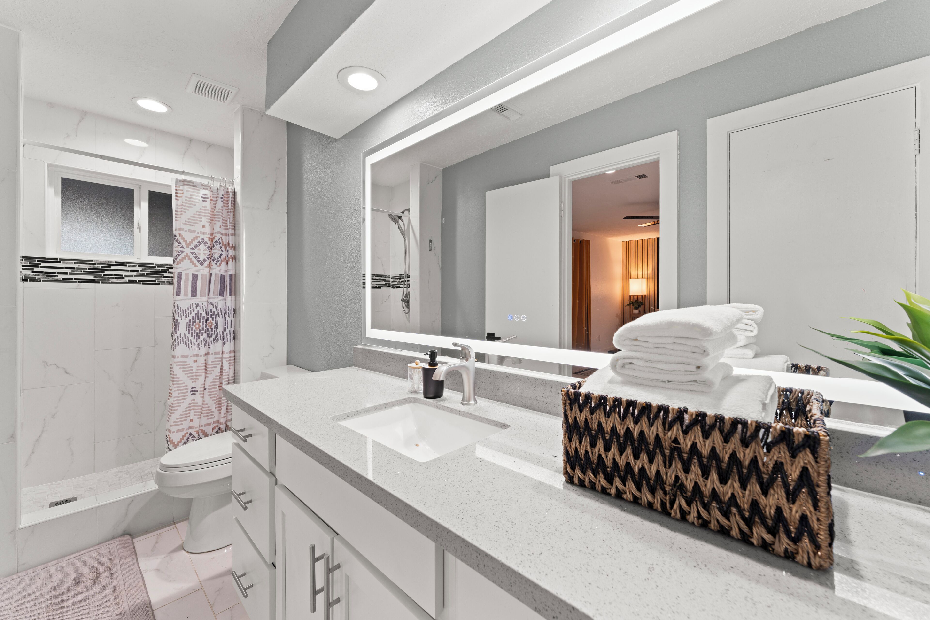 Shower, hair dryer, bidet, towels