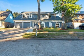 Exterior - Spacious Houston Home Pool, Huge Covered Patio, Outdoor Kitchen (Houston)