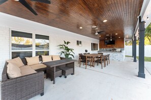 Outdoor dining - Spacious Houston Home Pool, Huge Covered Patio, Outdoor Kitchen (Houston)
