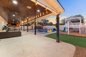 Terrace/patio - Spacious Houston Home Pool, Huge Covered Patio, Outdoor Kitchen (Houston)