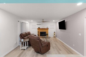 Televisie en een open haard