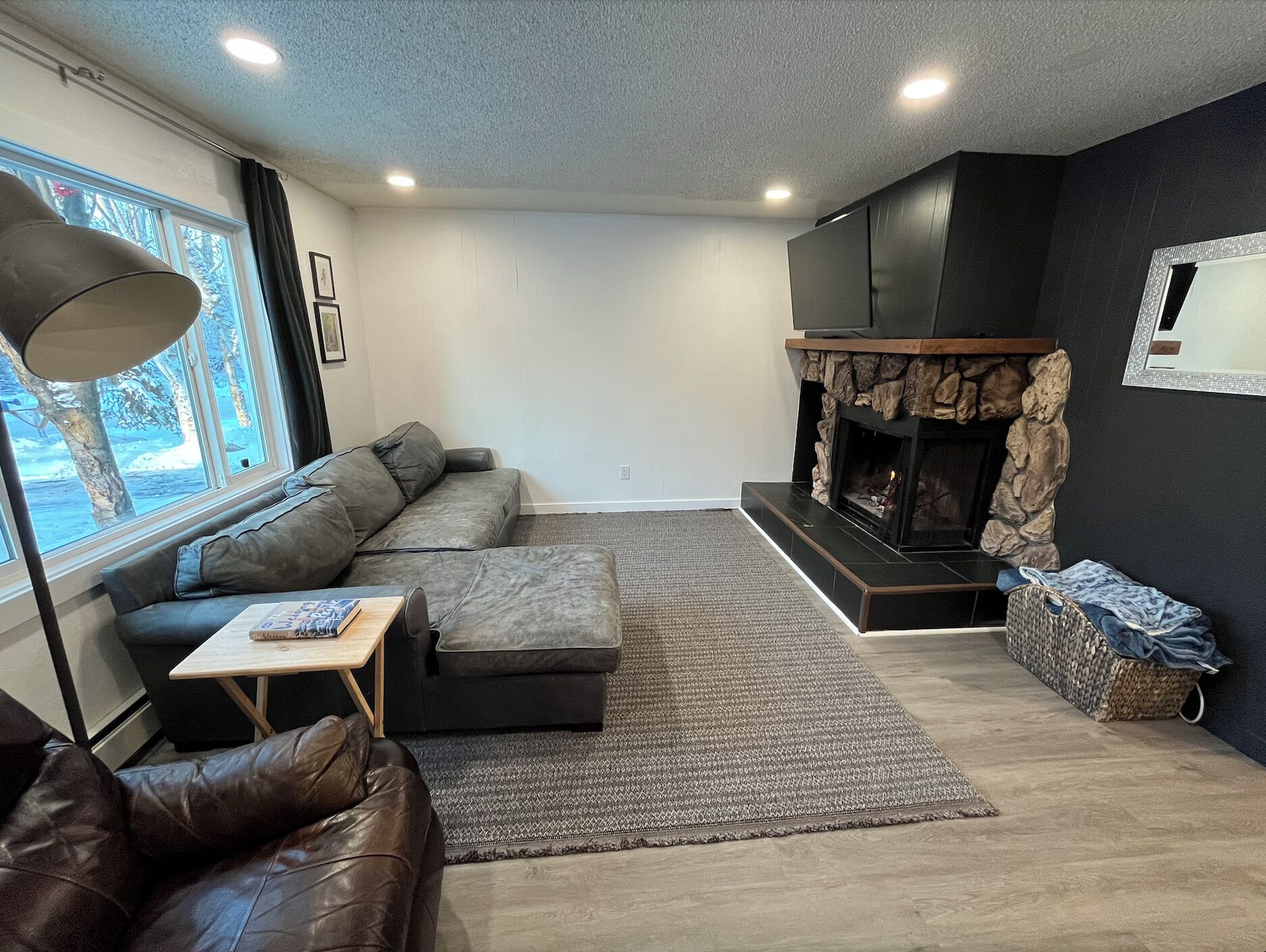 Smart-TV, peis og bøker