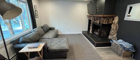 Smart-TV, peis og bøker