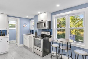 Microwave, oven, stovetop - Steps to the Sand@Mid-Island@Lazy Daze (Fort Myers Beach)