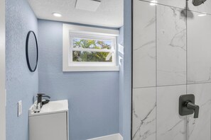 Shower, towels - Steps to the Sand@Mid-Island@Lazy Daze (Fort Myers Beach)
