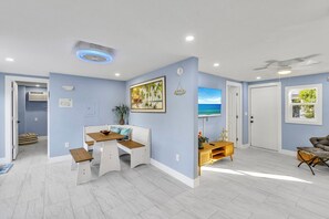 Interior - Steps to the Sand@Mid-Island@Lazy Daze (Fort Myers Beach)