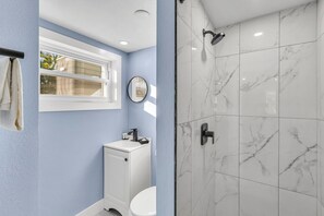 Shower, towels - Steps to the Sand@Mid-Island@Lazy Daze (Fort Myers Beach)