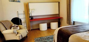 Tabla de planchar con plancha y ropa de cama 