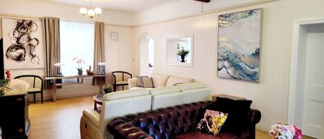 Televisión y chimenea