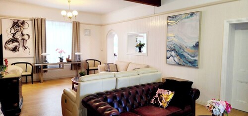 Luxury Farm stay Tasmania retreat w/outdoor Jacuzzi near Bay of Fire