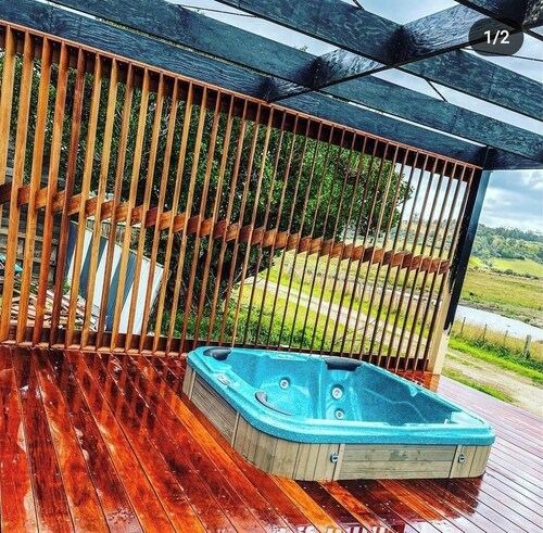 Luxury Farm stay Tasmania retreat w/outdoor Jacuzzi near Bay of Fire