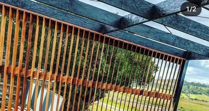 Luxury Farm stay Tasmania retreat w/outdoor Jacuzzi near Bay of Fire