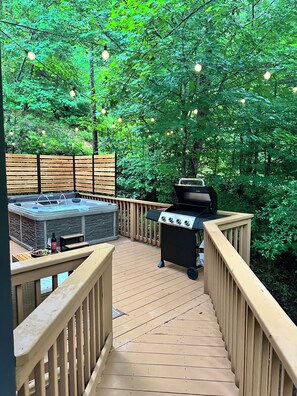Outdoor spa tub - 8 PPL Cabin in the Smoky Mountains, Hot tub, Game console, Arcade, Fire Pit (Sevierville)