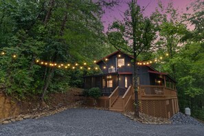 Exterior - 8 PPL Cabin in the Smoky Mountains, Hot tub, Game console, Arcade, Fire Pit (Sevierville)
