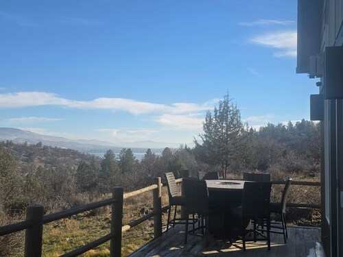 Charming 3-bedroom house in beautiful Klamath Falls with AC