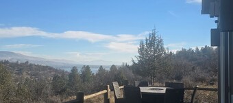 Charming 3-bedroom house in beautiful Klamath Falls with AC