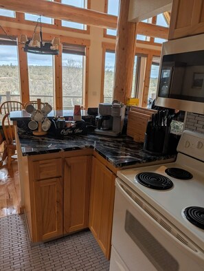 Private kitchen - Charming 3-bedroom house in beautiful Klamath Falls with AC (Klamath Falls)