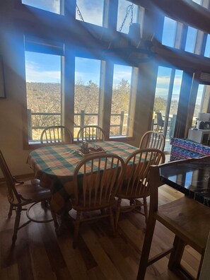 Dining - Charming 3-bedroom house in beautiful Klamath Falls with AC (Klamath Falls)