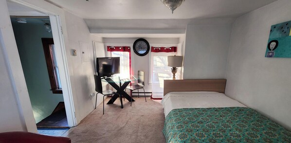 Tabla de planchar con plancha, wifi y ropa de cama 