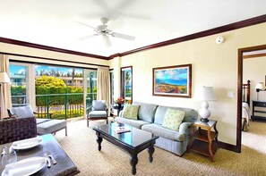 Apartamento Deluxe, no fumadores | Zona de estar | Televisión LED de 55 pulgadas con canales digitales, películas de pago