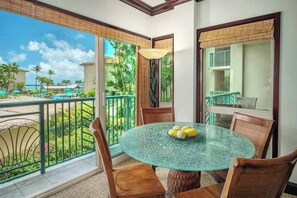 Outdoor dining - Waipouli 2BR Beach Resort Kauai OF (Kapaa)