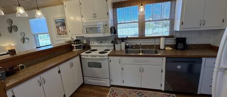 Jääkaappi, mikroaaltouuni, uuni, liesi