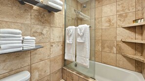 Hair dryer, towels, soap, shampoo - Diamond Head view Studio in Waikikiᨒ ⛰︎ ོ ☀︎𓂃⛱—Pool+A/C—½Block to Waikiki Beach (Honolulu)