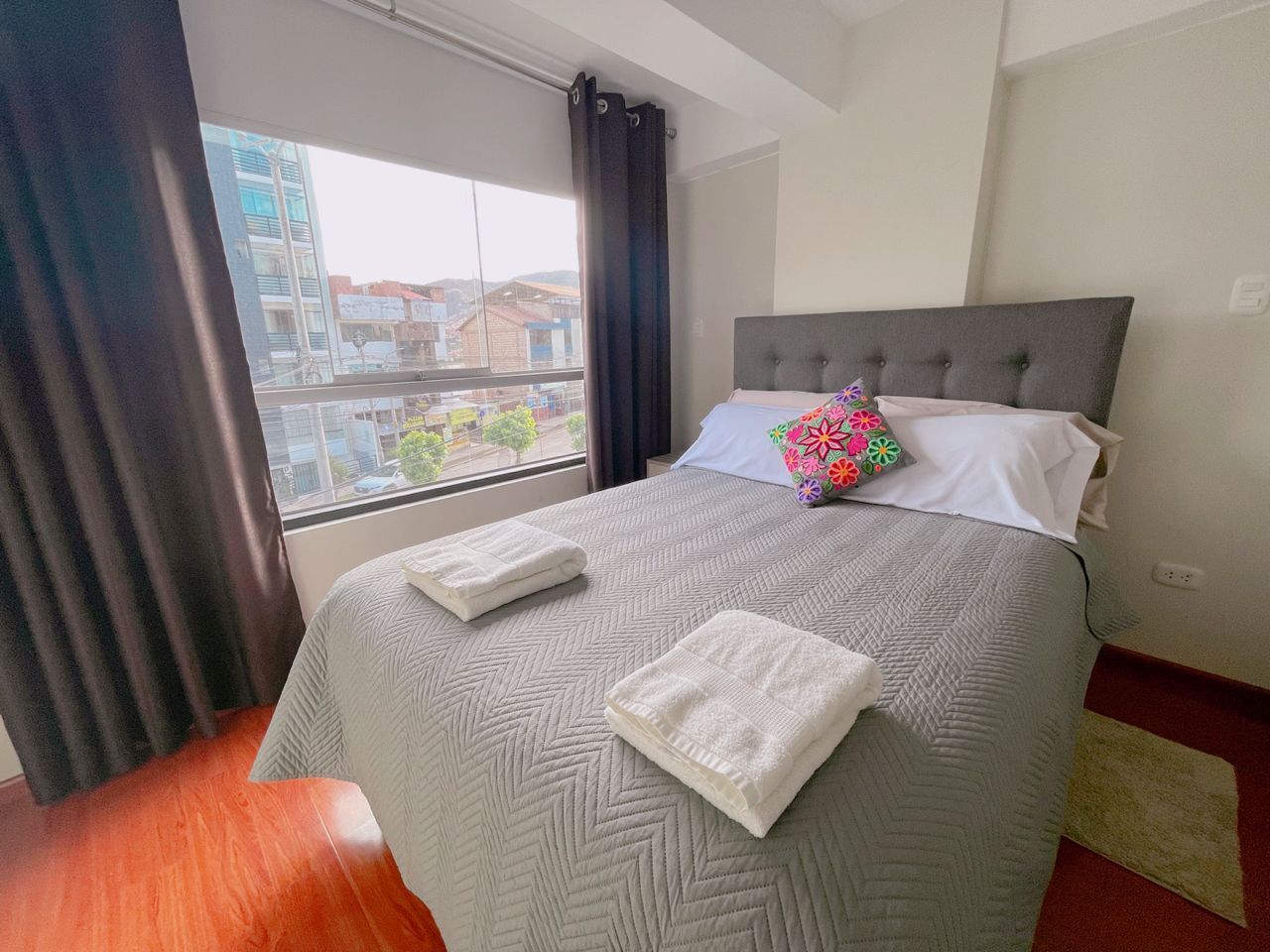 Planxa i posts de planxar, wifi i roba de llit 