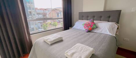 Planxa i posts de planxar, wifi i roba de llit