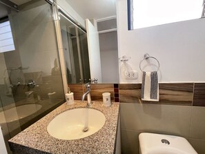 Regadera, secadora de cabello, bidet, toallas 