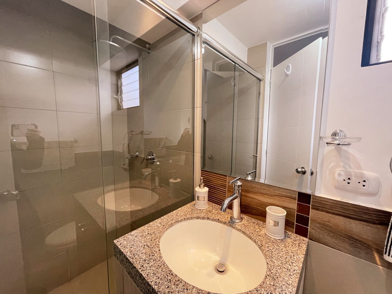 Douche, sèche-cheveux, bidet, serviettes fournies