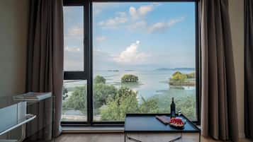 Signature Suite, Lake View | Lake view