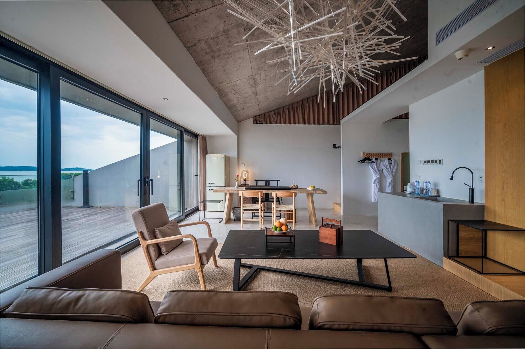 Suíte superluxo, varanda, vista para o lago | Frigobar, individualmente decorados, individualmente mobiliados