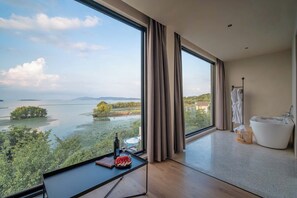 Suíte com design assinado, vista para o lago | Vista do quarto