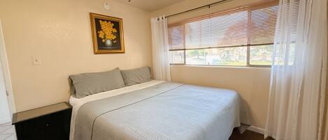 Tabla de planchar con plancha, wifi y ropa de cama