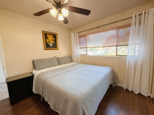 Serene 3-bedroom house boat with AC in charming Duarte