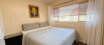 Serene 3-bedroom house boat with AC in charming Duarte