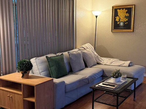 Serene 3-bedroom house boat with AC in charming Duarte