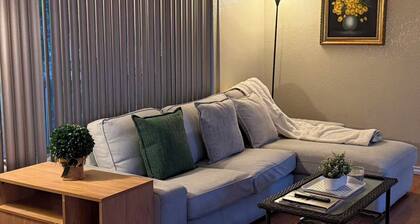 Serene 3-bedroom house boat with AC in charming Duarte