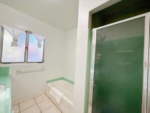 Sèche-cheveux, serviettes fournies, savon, papier toilette