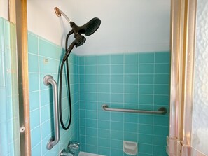 Haartrockner, Handtücher, Seife, Toilettenpapier