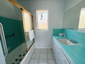 Haartrockner, Handtücher, Seife, Toilettenpapier
