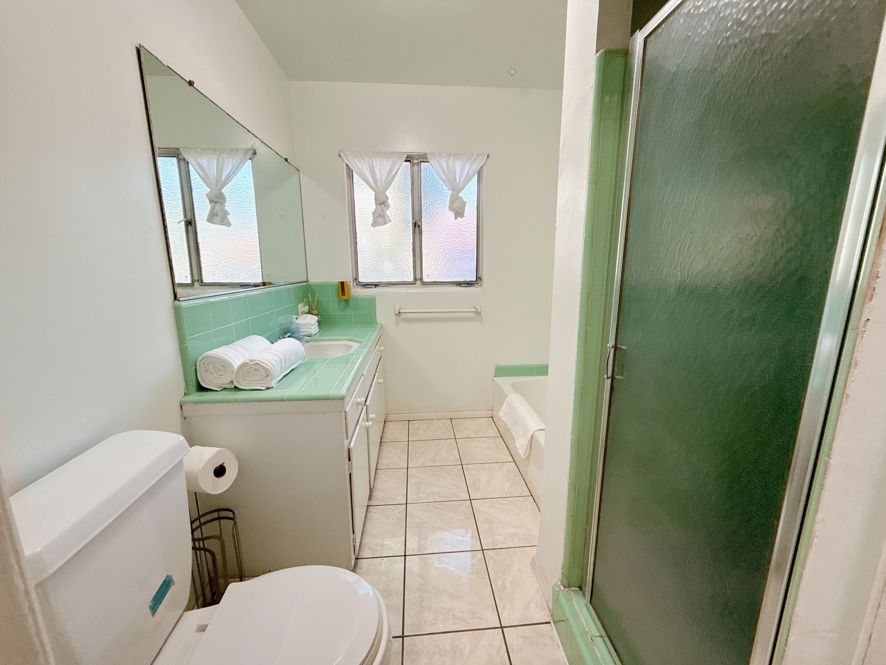 Haartrockner, Handtücher, Seife, Toilettenpapier